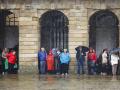 Turistas bajo la lluvia en Santiago de Compostela
