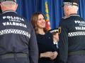 La alcaldesa de Valencia, María José Catalá saluda a un agente de la Policía Local