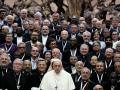 El Papa Francisco posa con los participantes del Sinodo