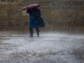 Un peregrino bajo la lluvia este sábado en la plaza del Obradoiro en Santiago de Compostela