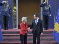 La primera ministrade Kosovo Albin Kurti recibe a la presidenta de la Comisión Ursula Von der Leyen durante su visita