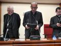 El cardenal arzobispo emérito de Madrid, Carlos Osoro; el presidente de la Conferencia Episcopal Española, Juan José Omella, y el nuevo arzobispo de Madrid, José Cobo