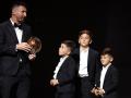 Messi, con sus hijos, al recibir el octavo Balón de Oro