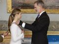 El Rey Felipe impone el Collar de la Orden de Carlos III a la princesa Leonor, en un acto celebrado en el salón de Carlos III del Palacio Real