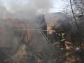 Un bombero apaga el incendio en un vivienda afectada por los bombardeos rusos