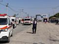 Una caravana de ambulancias cruza el puesto fronterizo de Rafah en la frontera con Egipto