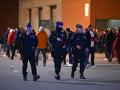 Oficiales de policía patrullan los alrededores del estadio de fútbol en Bruselas después del atentado terrorista