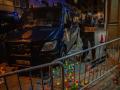 Un Policía Nacional protege la comisaría de Barcelona durante los disturbios por la sentencia del 1-O