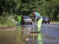 Un trabajador limpia una carretera de Lugo.