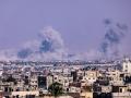 Enormes columnas de humo se elevan en el horizonte sobre la ciudad de Khan Yunis, Gaza