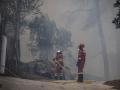 Dos agentes de la UME trabajan en la extinción del fuego de Montitxelvo, en Ador, Valencia