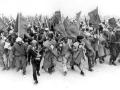Manifestantes marroquíes en la Marcha Verde portando ejemplares del Corán, el 6 de noviembre de 1975