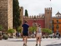 Turistas pasean frente al Real Alcázar de Sevilla, en una imagen de archivo