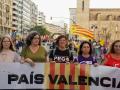 La diputada de Compromís-Sumar, Águeda Micó (en el centro) en la manifestación catalanista del 9 de Octubre con una estelada detrás