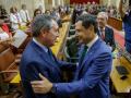 El secretario general del PSOE andaluz, Juan Espadas, y el presidente de la Junta, Juanma Moreno, en el Parlamento