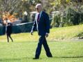 Joe Biden presidente de Estados Unidos caminando en los jardines de la Casa Blanca
