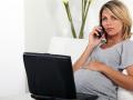 Una mujer embarazada trabajando