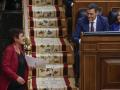 La portavoz de EH Bildu en el Congreso Mertxe Aizpurua Arzallus (i), tras su intervención durante la segunda jornada de la investidura del secretario general del PSOE Pedro Sánchez celebrada en el Congreso de los Diputados en Madrid
