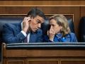 El presidente del Gobierno en funciones y candidato a la reelección, Pedro Sánchez y la vicepresidenta primera y ministra de Asuntos Económicos y Transformación Digital en funciones, Nadia Calviño, al inicio de la segunda sesión del debate de investidura de Pedro Sánchez como presidente de Gobierno, en el Congreso de los Diputados, a 16 de noviembre de 2023, en Madrid (España). El Salón de Plenos del Congreso acoge desde ayer, 15 de noviembre, el debate de investidura del presidente del Gobierno en funciones, Pedro Sánchez. El secretario general del PSOE tiene el apoyo de 179 diputados de los 350 del Congreso. Está previsto que hoy votarán a favor de que el líder socialista sea presidente del Gobierno tras exponer su programa, PSOE, Sumar, ERC, Junts, EH Bildu, PNV, BNG y Coalición Canaria frente a los 171 en contra de PP, Vox y UPN. El acto se celebra en un momento de tensión por las concentraciones en la sede del PSOE en Ferraz y protestas en contra de la ley de amnistía registrada por los socialistas que beneficia a los implicados del 'procés'.
16 NOVIEMBRE 2023;CONGRESO;SANCHEZ;SEGUNDA SESIÓN;INVESTIDURA
Alejandro Martínez Vélez / Europa Press
16/11/2023