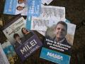 Propaganda de la campaña de Javier Milei y Sergio Massa en una calle de Argentina