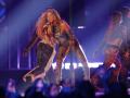 SEVILLA, 16/11/2023.- La cantante colombiana Shakira durante su actuación en la gala anual de los Latin Grammy, celebrada este jueves en Sevilla. EFE/Julio Muñoz
