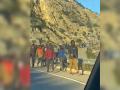 Decenas de inmigrantes se dirigen a la valla de Melilla en la mañana del viernes 17 de noviembre