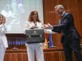 La nueva ministra de Sanidad, Mónica García, recibe su nueva cartera a manos del exministro José Miñones
