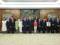 Fotografía de grupo de Su Majestad el Rey con los ministros del nuevo Gobierno