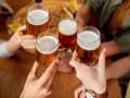 Amigos brindan con cervezas