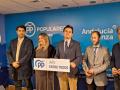 El alcalde de Jaén, Agustín González, con los concejales del PP salpicados por el falso montaje en los extremos