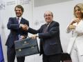 El nuevo ministro de Cultura recibe la cartera del salienye, Miquel Iceta, ante Yolanda Díaz