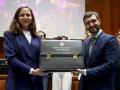 El nuevo ministro de Derechos Sociales, Consumo y Agenda 2030, Pablo Bustinduy (d), recibe el maletín de la exministra de Derechos Sociales Ione Belarra