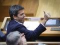 El presidente de la Generalitat Valenciana, Carlos Mazón, se felicita después de la aprobación de los impuestos de Sucesiones y Donaciones