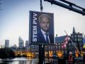 Una valla publicitaria de Geert Wilders, ganador de las elecciones, es retirada de una calle de  Binnenhof