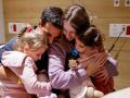 Asher reuniéndose con sus hijos Aviv, de 2,5 años, su hermana Raz, de 4,5 años, y su esposa Doron