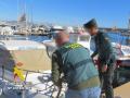 Agentes de la Guardia Civil con una de las embarcaciones ilegales decomisadas