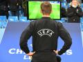 Un árbitro revisando una acción en el VAR en un partido de Champions League