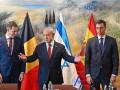 El Presidente del Gobierno, Pedro Sánchez, junto al primer ministro israelí, Benjamin Netanyahu, y el primer ministro belga, Alexander de Croo.