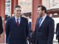 MADRID, 29/11/2023.- El ministro de Transportes y Movilidad Sostenible, Oscar Puente (d), y el presidente del gobierno, Pedro Sánchez, en la estación del AVE en Chamartín, Madrid, antes de la salida del viaje inaugural de la Línea de Alta Velocidad (LAV) Madrid-Asturias este miércoles. EFE/ Javier Lizón