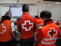Varias personas en el punto de control y coordinación de la Cruz Roja durante un simulacro de emergencias