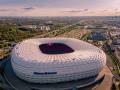 El Allianz Arena es el mítico estadio del FC Bayern de Múnich. Ubicado en la ciudad de Múnich, aquí se jugará el partido inaugural de la Eurocopa 2024 entre Alemania y Escocia. Tiene una capacidad para 70.000 espectadores. Es una auténtica obra de arte, tanto por su arquitectura, iluminación y gran ambiente. Acoge a más de 71.000 aficionados y es un símbolo futbolístico a nivel mundial