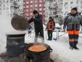 Los trabajadores municipales cocinan durante su descanso para limpiar las calles de nieve en Moscú