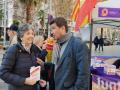 Elda Mata, presidenta de Sociedad Civil Catalana, reparte ejemplares de la Constitución