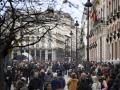 La Puerta del Sol llena de gente por el festivo