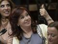 Cristina Fernández de Kirchner saluda durante una de sus últimas comparecencias en el Senado de Argentina