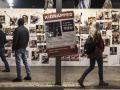 Un muro muestra fotografías de los rehenes israelíes en Gaza