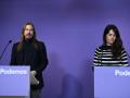 Los portavoces de Podemos, Pablo Fernández e Isa Serra, en la rueda de prensa de este lunes