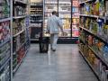 Una persona hace la compra en un supermercado