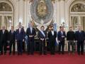 El presidente argentino, Javier Milei, junto a los líderes extranjeros que asistieron a su toma de posesión