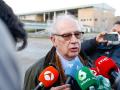 El expresidente de Bankia Rodrigo Rato responde a los medios a su salida del centro penitenciario de Soto del Real